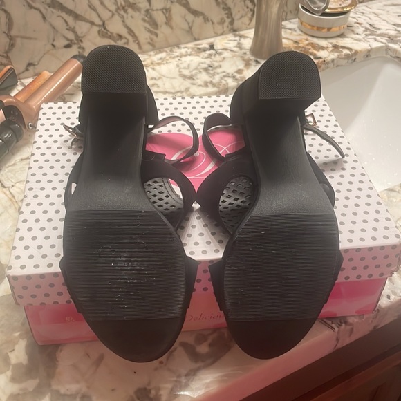 Chunky Heeled sandals for women/cut out open toe.  Size 8.5, worn once like new. - Picture 3 of 3